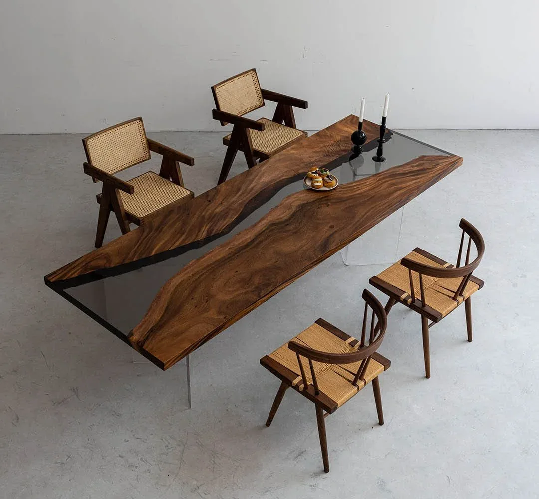 Table à manger rivière Vidourle teinte noyer, résine transparente — ATELIER RIVIÈRE, fabrication à la commande