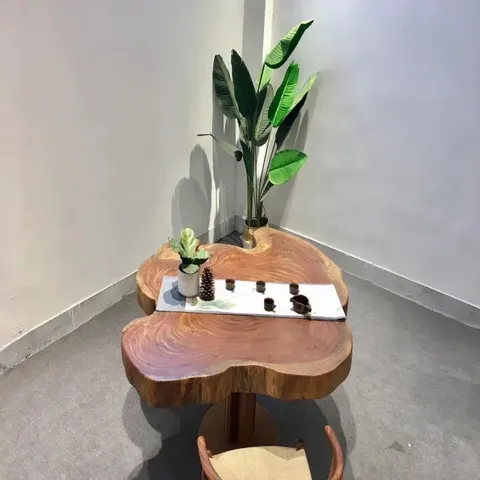 Table basse en bois massif de forme libre Nesque — tables basses