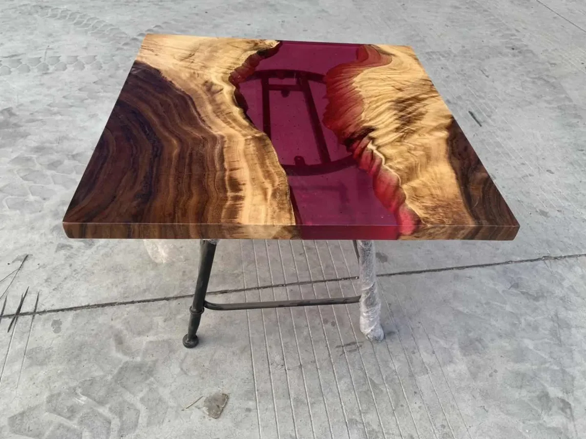 Table basse epoxy carrée Alagnon, résine colorée — ATELIER RIVIÈRE, fabrication à la commande