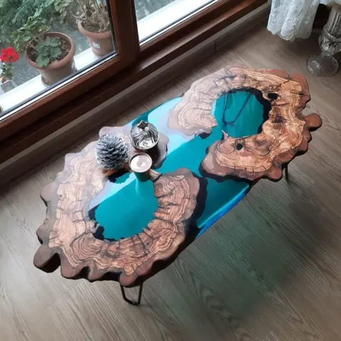Table basse epoxy de forme libre Arroux, résine bleue — tables basses