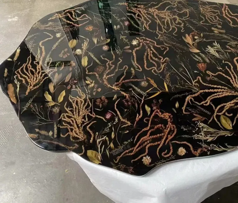 Table basse epoxy de forme libre Trieux, résine noire — ATELIER RIVIÈRE, fabrication à la commande