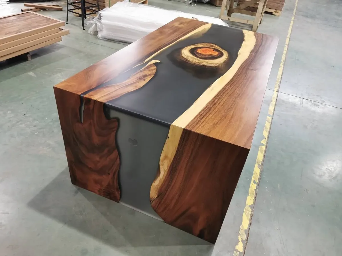 Table basse epoxy Rizzanese, résine noire — ATELIER RIVIÈRE, fabrication à la commande