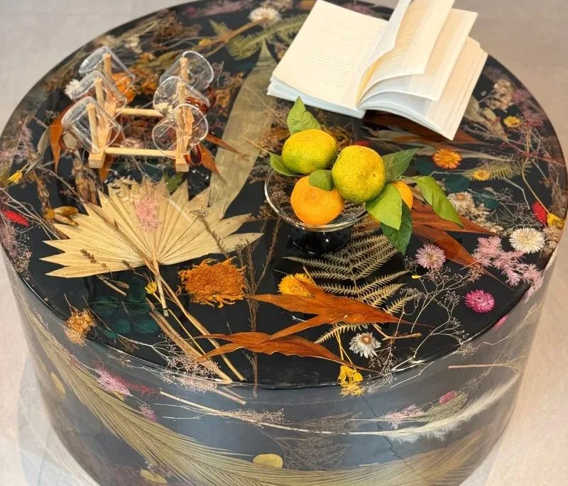 Table basse epoxy ronde Corrèze, résine noire, vue 2 sur 3