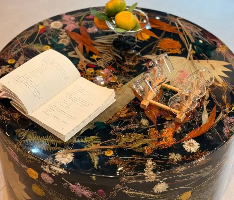 Table basse epoxy ronde Corrèze, résine noire, vue 3 sur 3