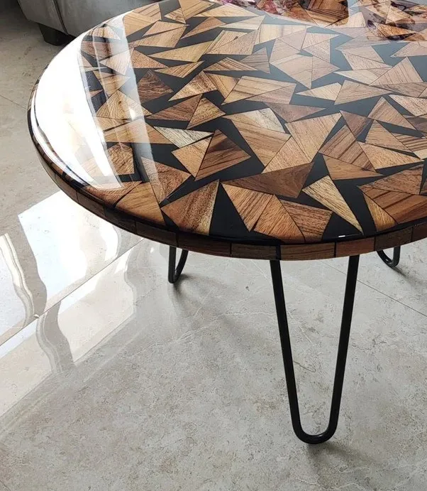 Table basse epoxy ronde Sienne, résine transparente — ATELIER RIVIÈRE, fabrication à la commande