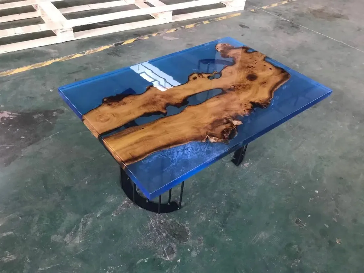 Table basse epoxy Sarre, résine bleue — ATELIER RIVIÈRE, fabrication à la commande