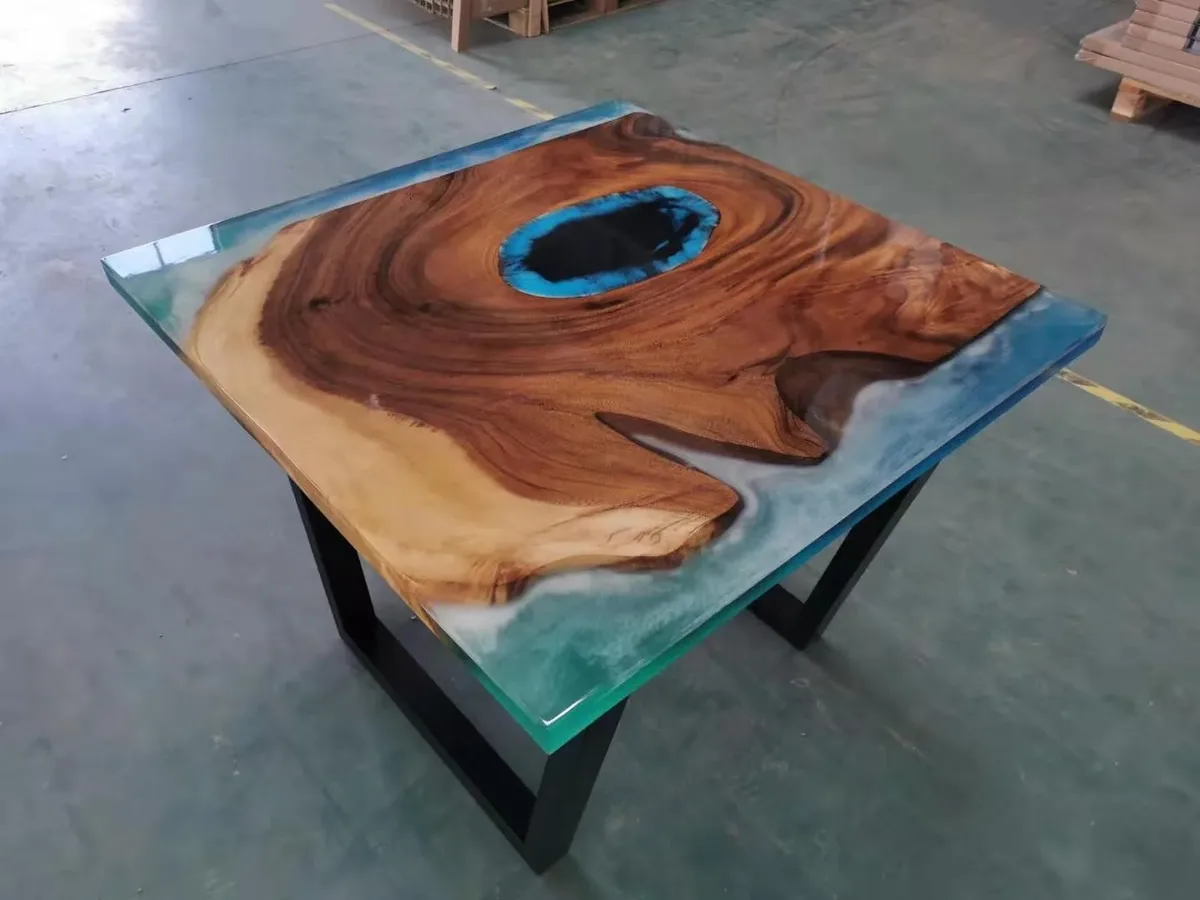 Table basse epoxy Sélune, résine bleue — ATELIER RIVIÈRE, fabrication à la commande