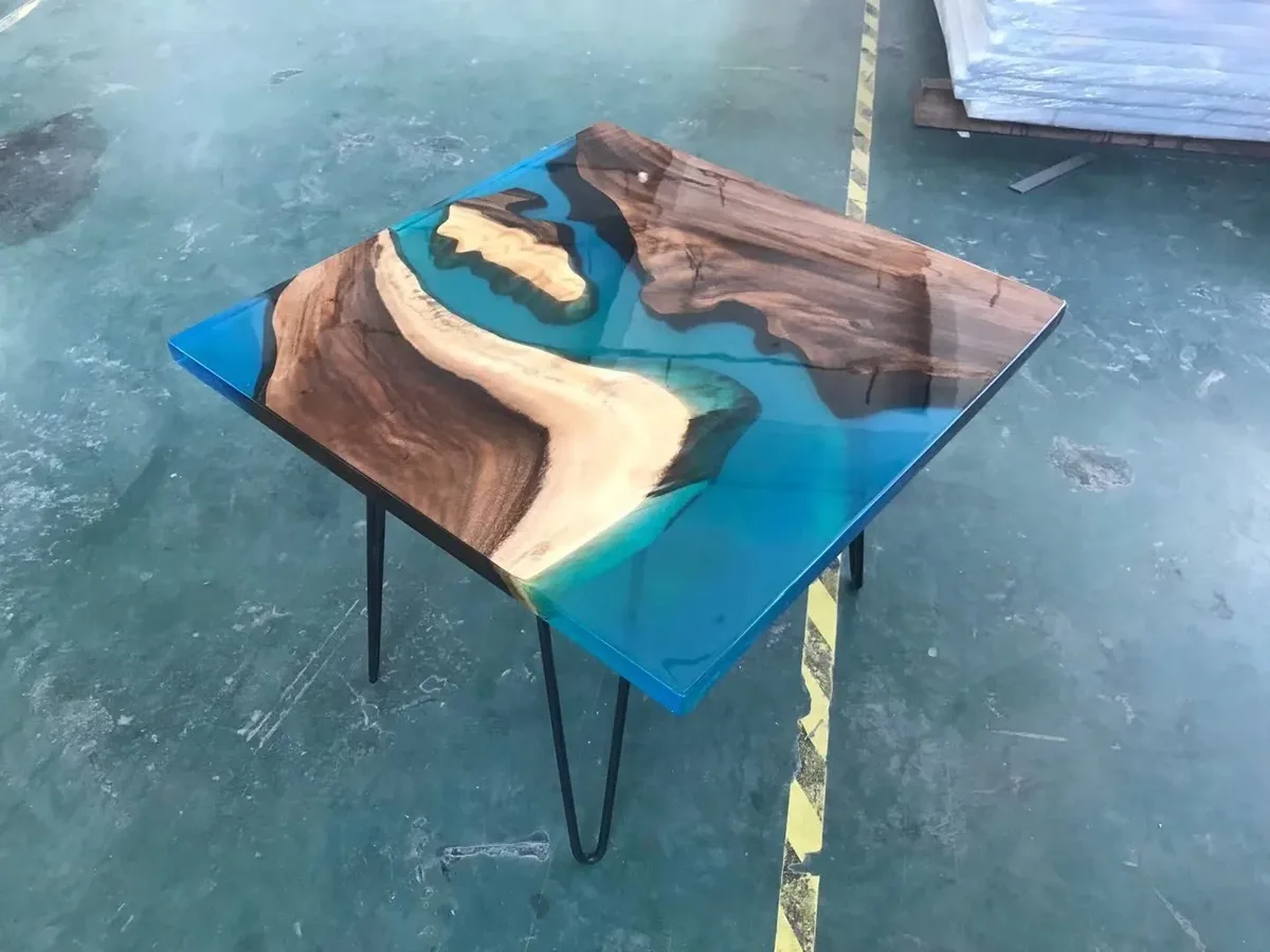 Table d'appoint epoxy carrée Gravona, résine bleue — ATELIER RIVIÈRE, fabrication à la commande