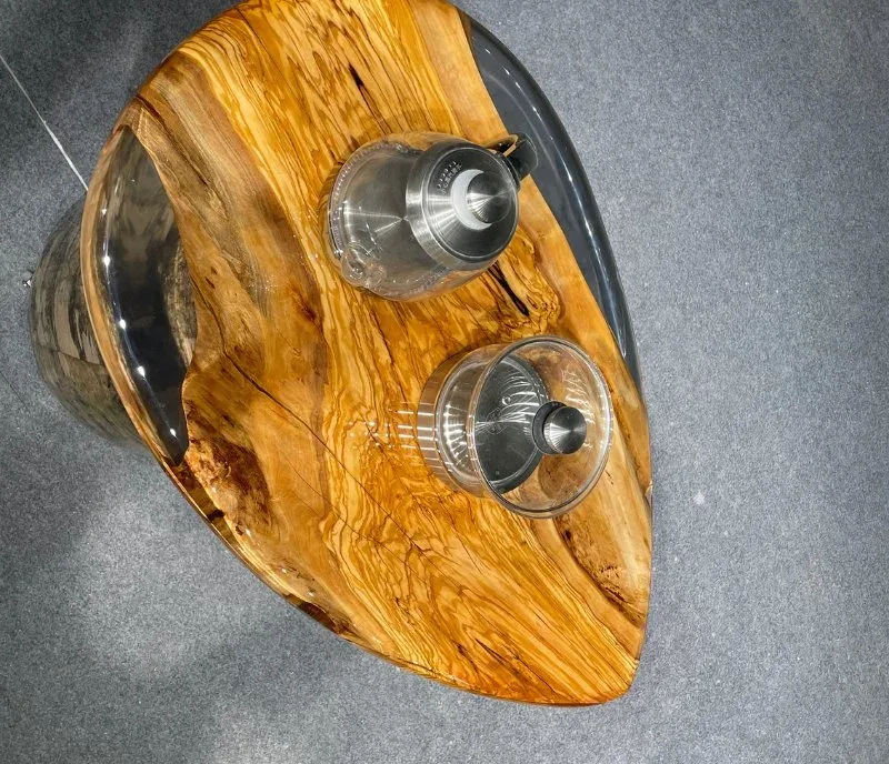 Table d'appoint epoxy ovale Cère, résine transparente, vue 2 sur 3