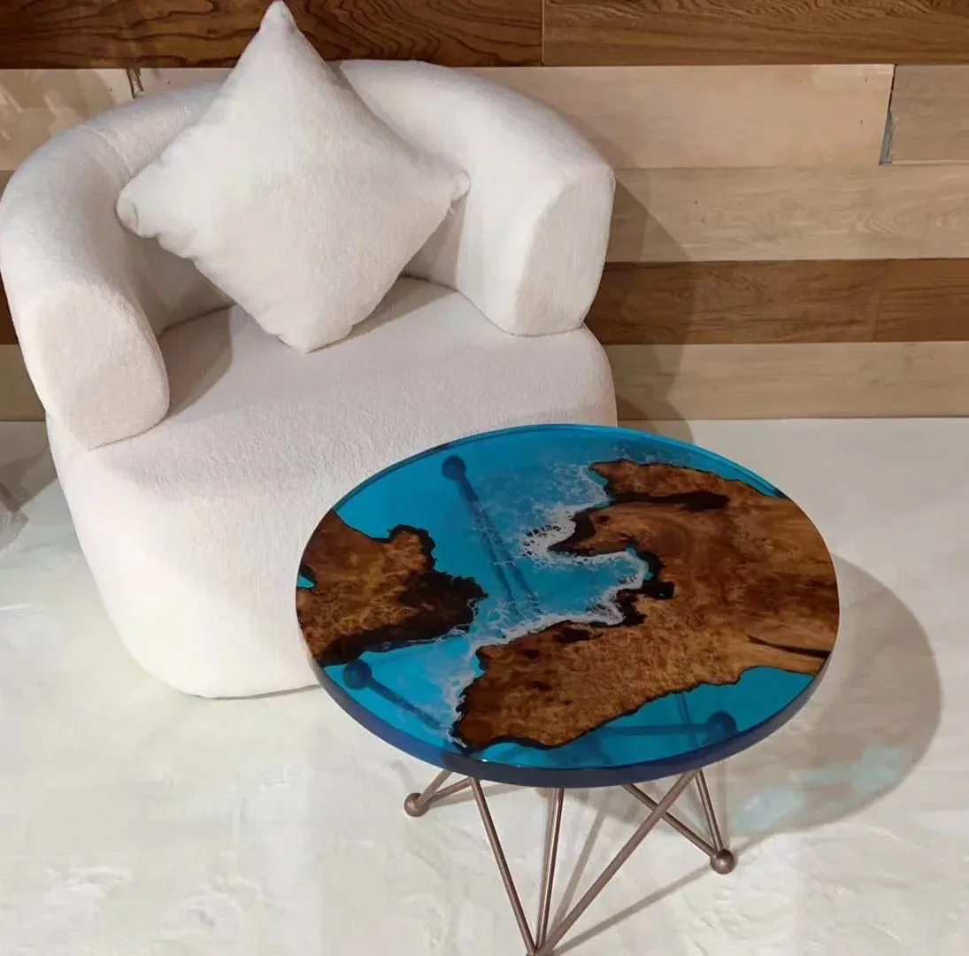 Table d'appoint epoxy ronde Agout, résine bleue, vue 2 sur 3