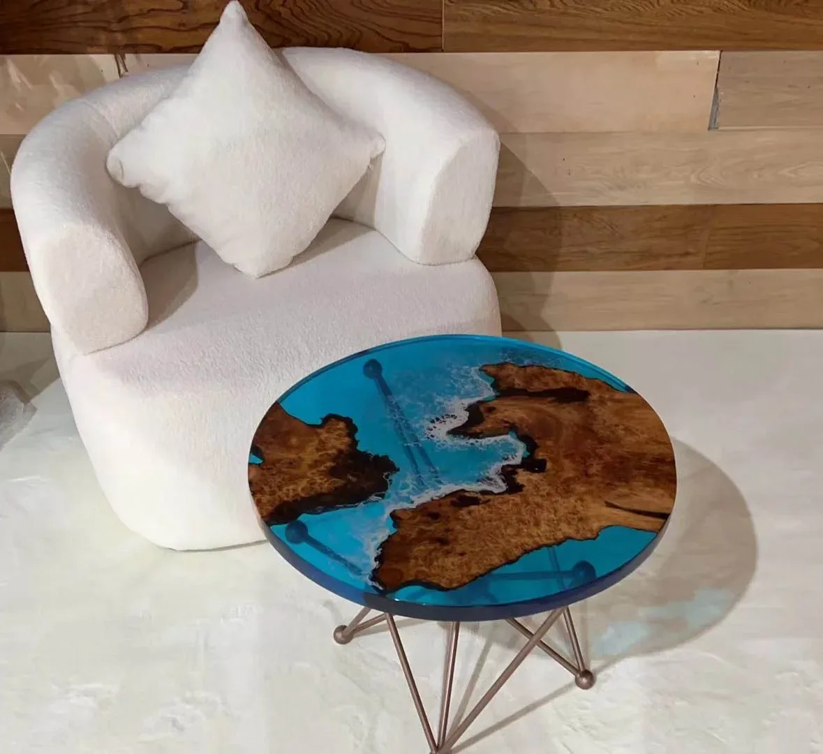 Table d'appoint epoxy ronde Agout, résine bleue, vue 3 sur 3