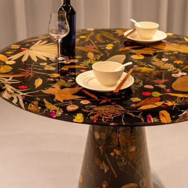 Table d'appoint epoxy ronde Boutonne, résine noire — tables d'appoint et consoles