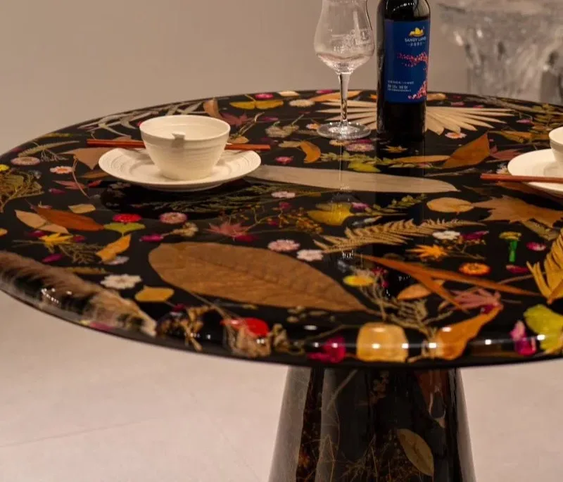 Table d'appoint epoxy ronde Boutonne, résine noire, vue 2 sur 4
