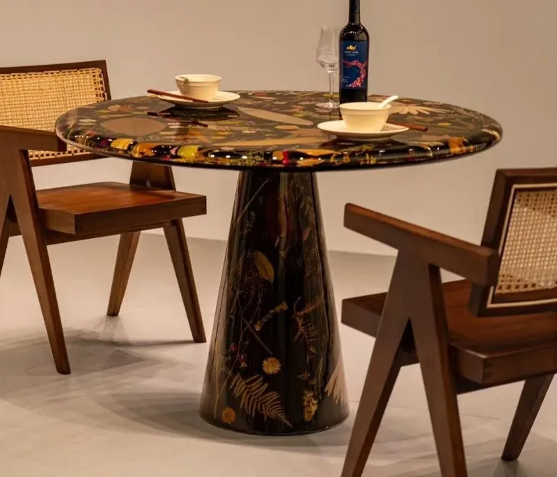 Table d'appoint epoxy ronde Boutonne, résine noire, vue 3 sur 4