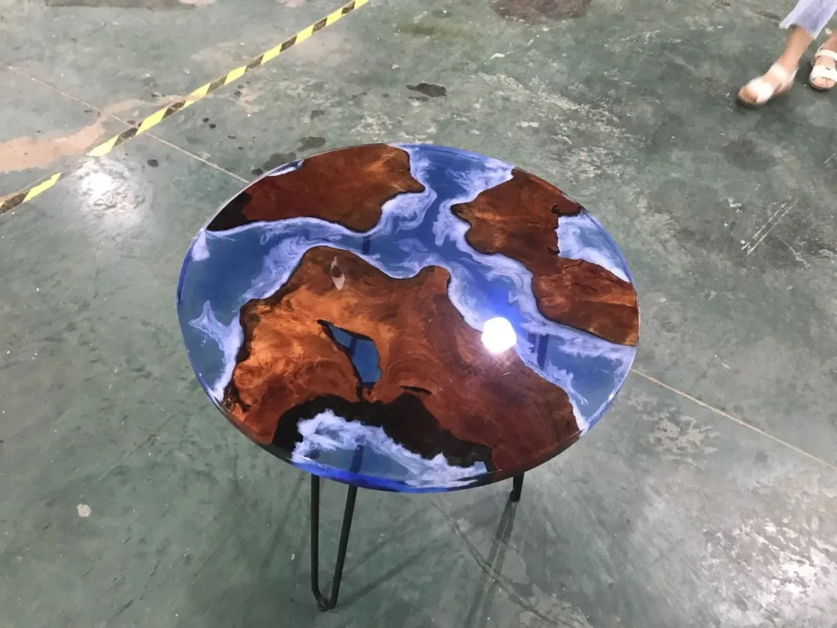 Table d'appoint epoxy ronde Escaut, résine bleue — ATELIER RIVIÈRE, fabrication à la commande
