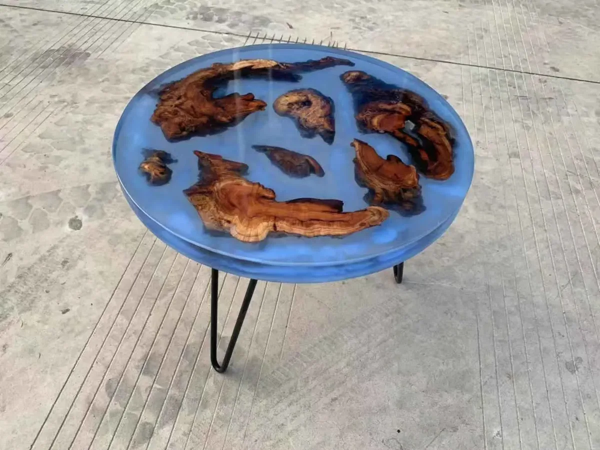 Table d'appoint epoxy ronde Loire, résine bleue — ATELIER RIVIÈRE, fabrication à la commande