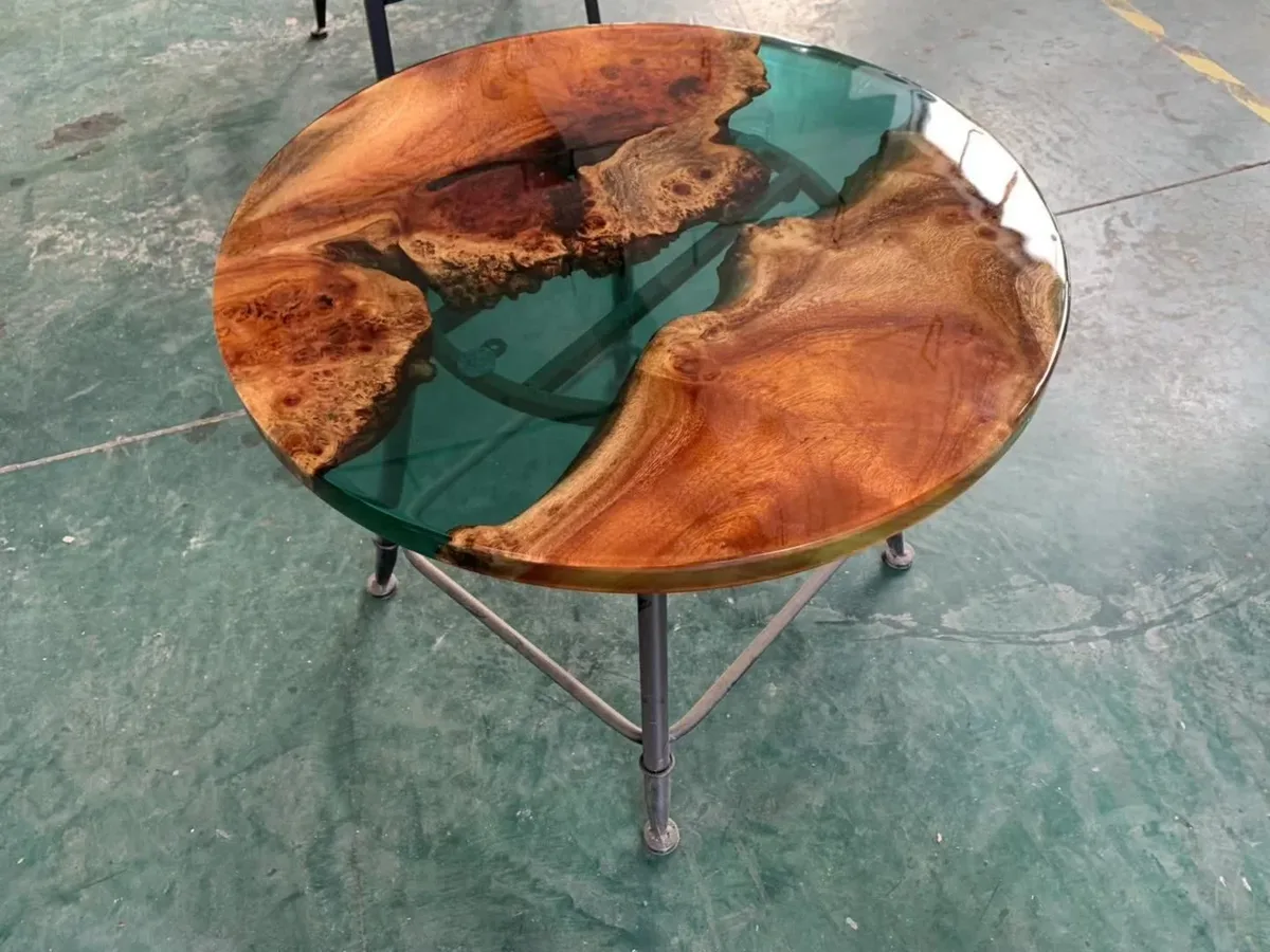 Table d'appoint epoxy ronde Lys, résine verte — ATELIER RIVIÈRE, fabrication à la commande