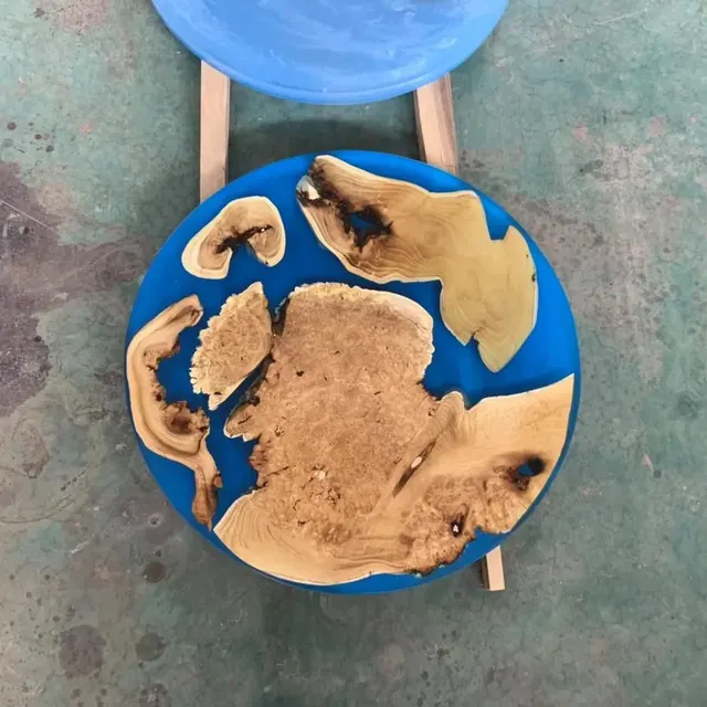Table d'appoint epoxy ronde Oudon, résine bleue — tables d'appoint et consoles