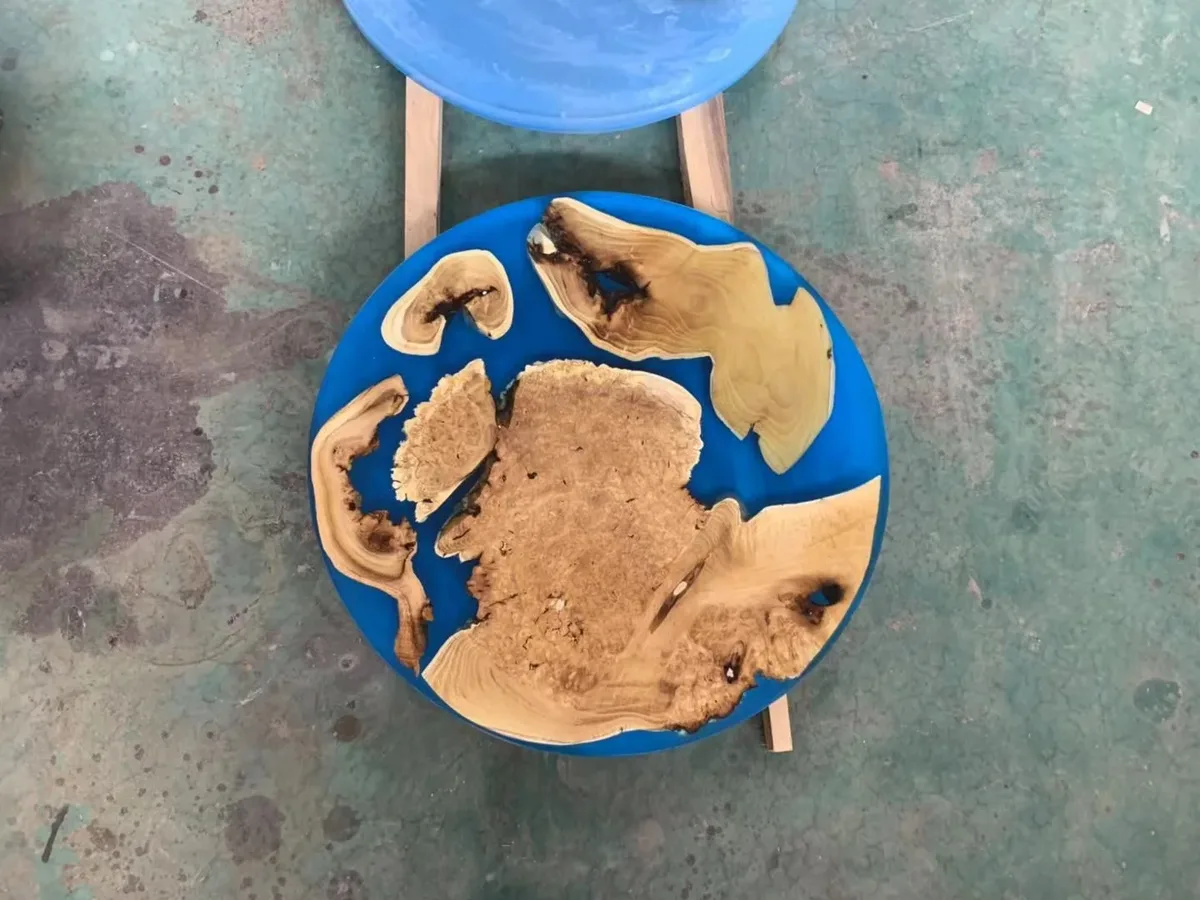 Table d'appoint epoxy ronde Oudon, résine bleue — ATELIER RIVIÈRE, fabrication à la commande