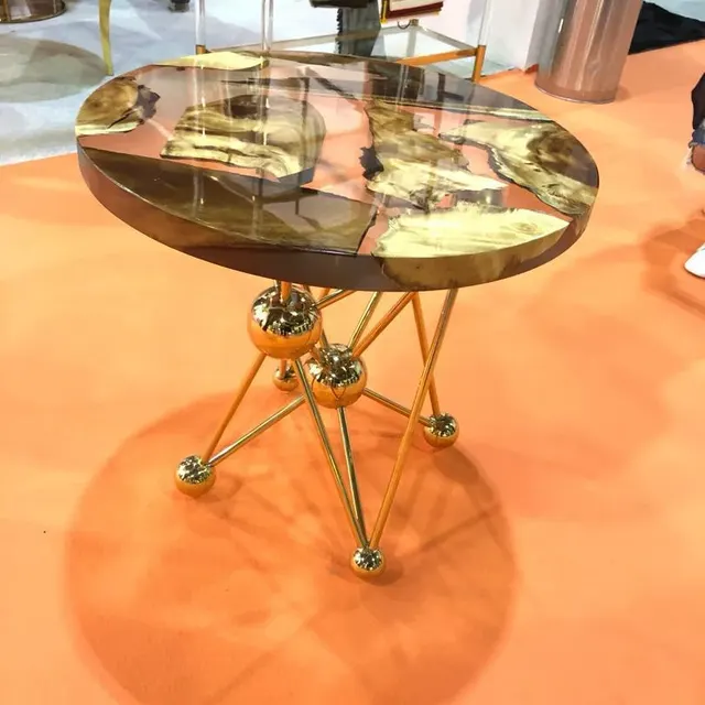 Table d'appoint epoxy ronde Sèvre, résine transparente — tables d'appoint et consoles