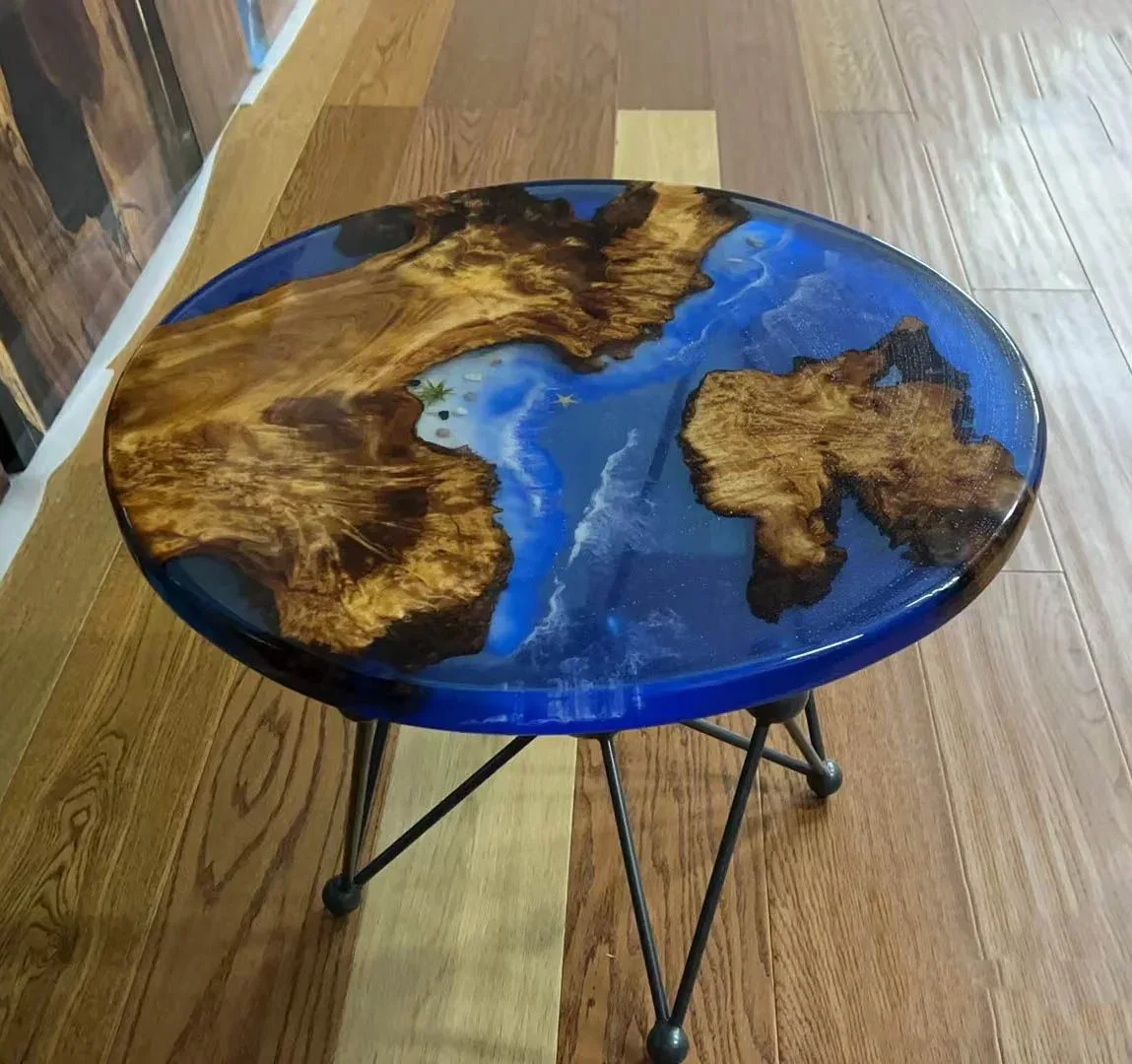 Table d'appoint epoxy ronde Viaur, résine bleue — ATELIER RIVIÈRE, fabrication à la commande