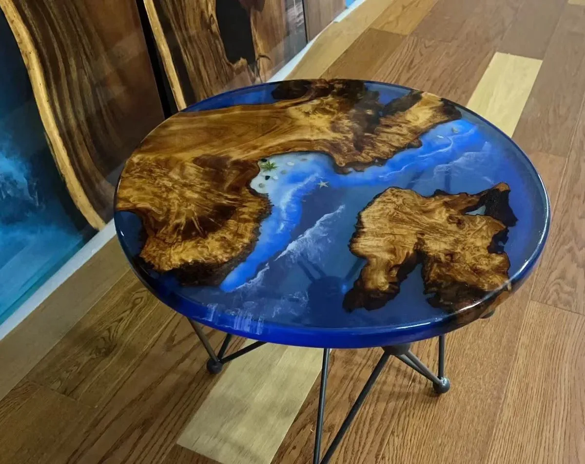 Table d'appoint epoxy ronde Viaur, résine bleue, vue 2 sur 3