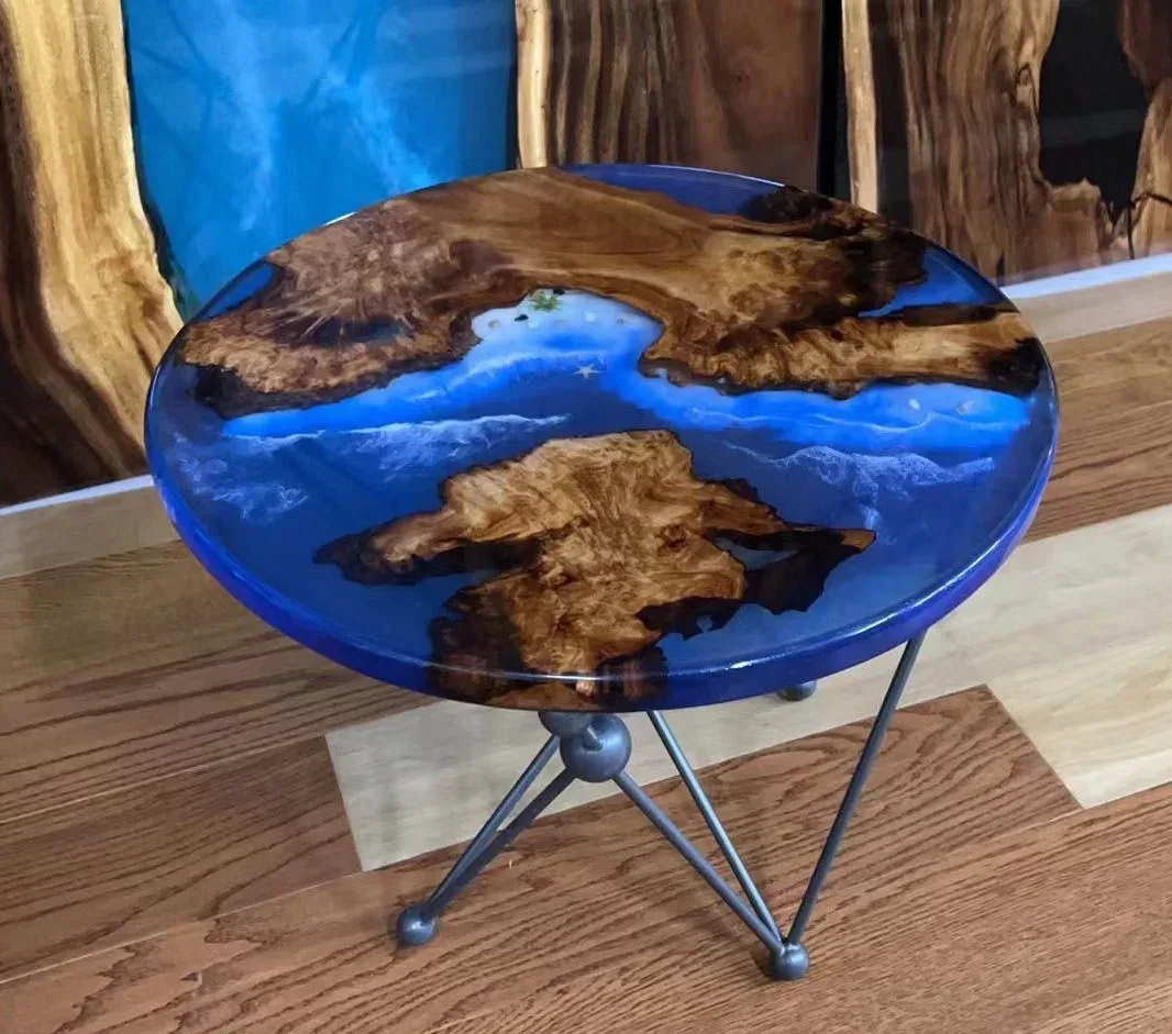 Table d'appoint epoxy ronde Viaur, résine bleue, vue 3 sur 3