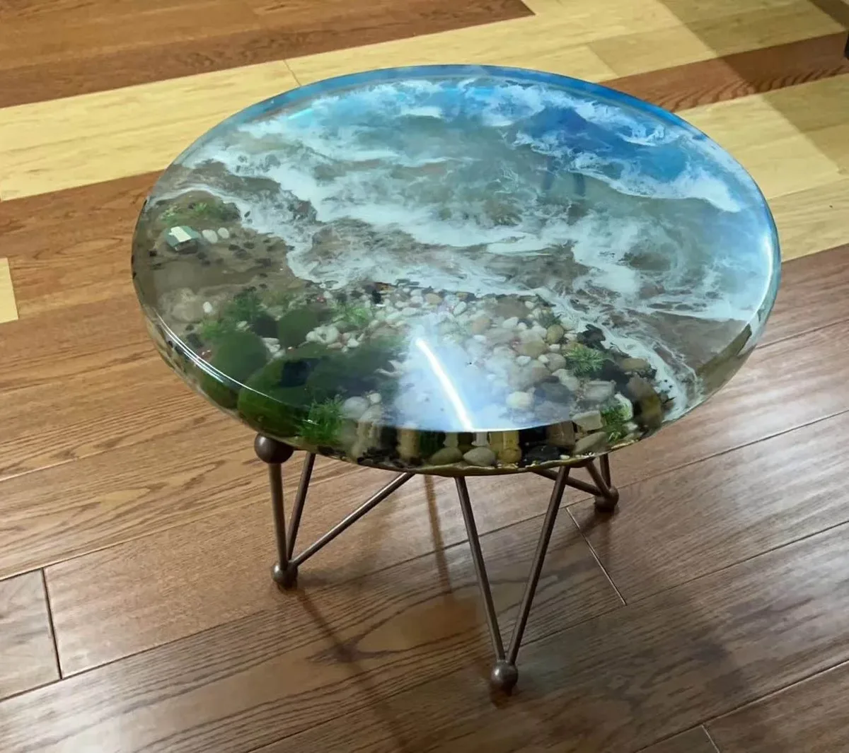 Table d'appoint océan ronde Taravo, résine bleue — ATELIER RIVIÈRE, fabrication à la commande