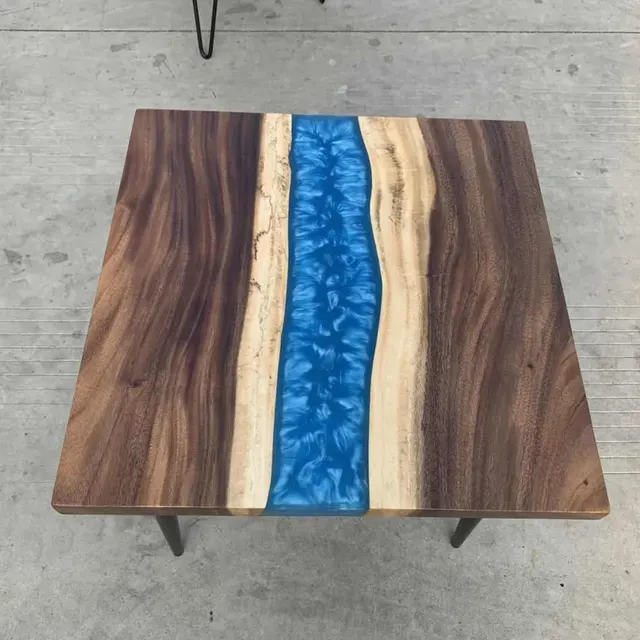 Table d'appoint rivière carrée Blavet, résine bleue — tables d'appoint et consoles