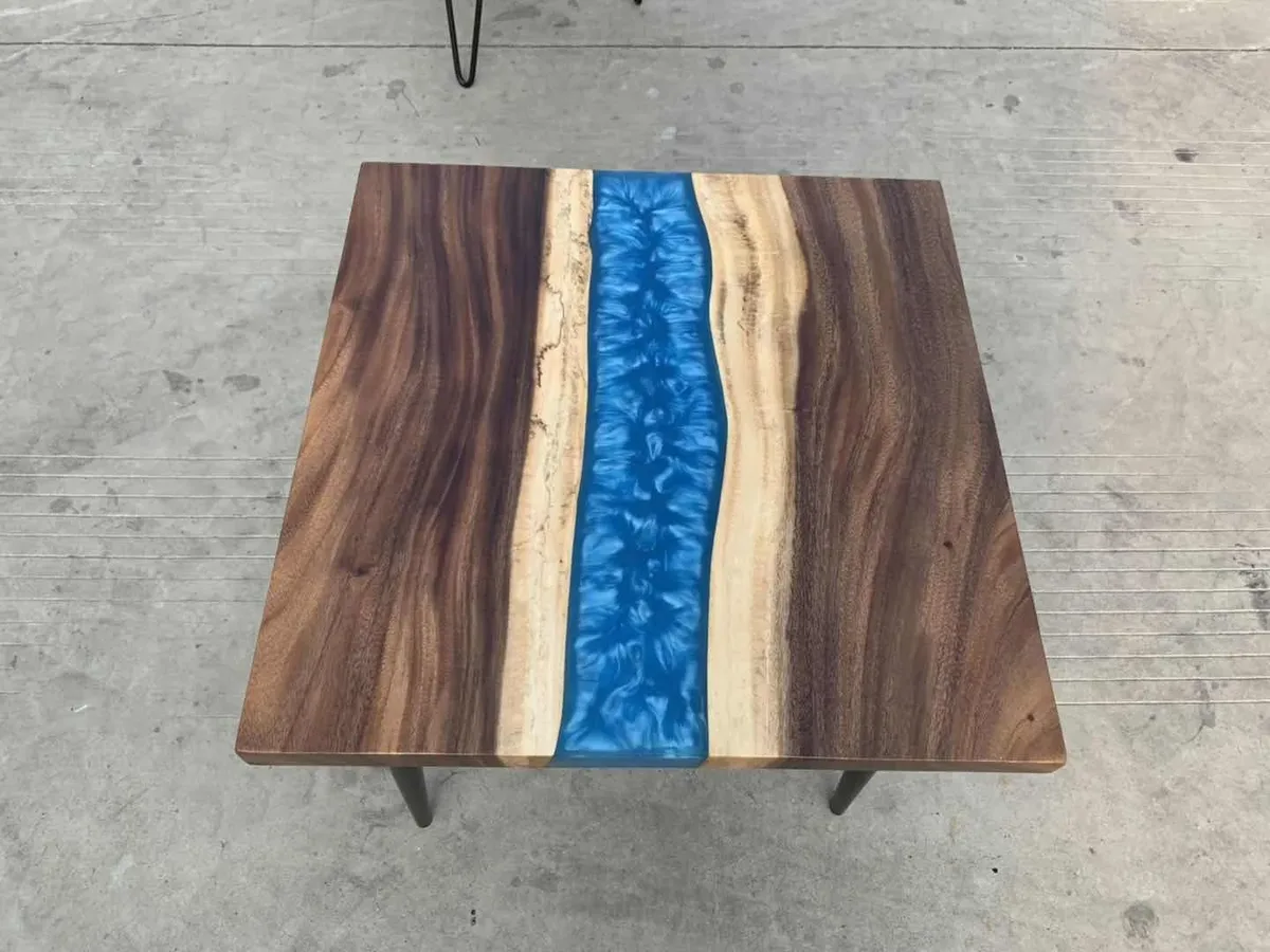 Table d'appoint rivière carrée Blavet, résine bleue — ATELIER RIVIÈRE, fabrication à la commande