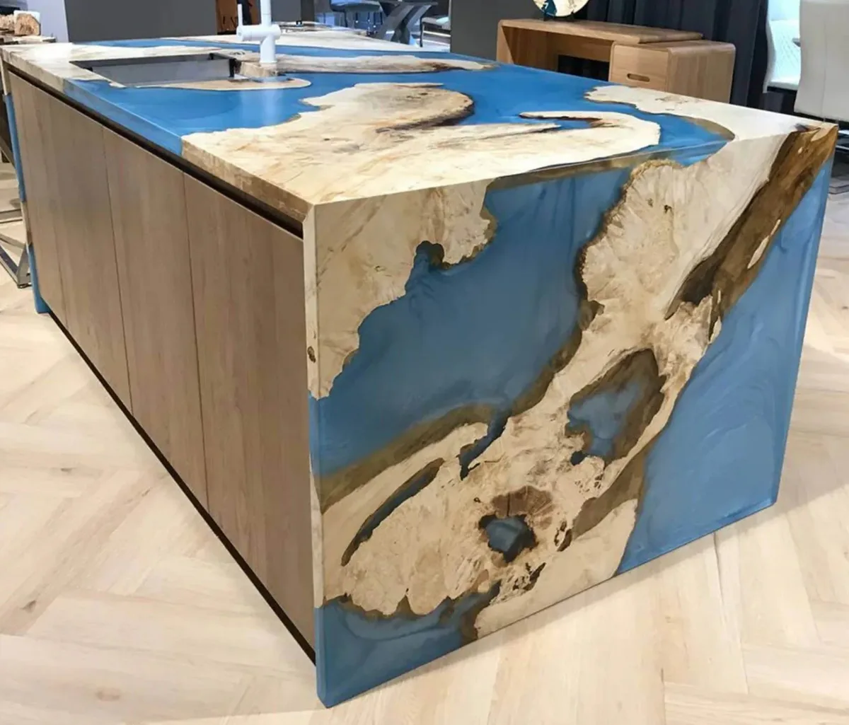Table haute epoxy Aude, résine bleue — ATELIER RIVIÈRE, fabrication à la commande