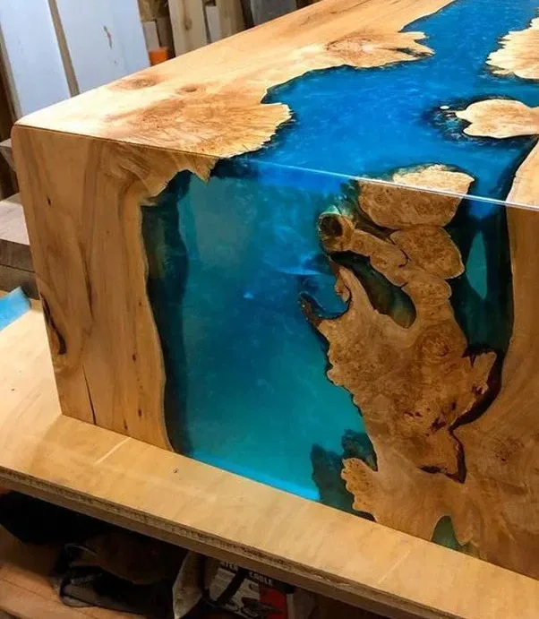 Table haute epoxy Aude, résine bleue, vue 2 sur 2
